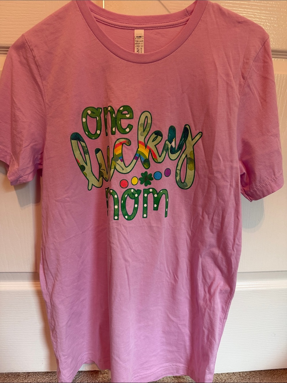 Woman Pink 'One Lucky Mom' Graphic Tee Size Medium